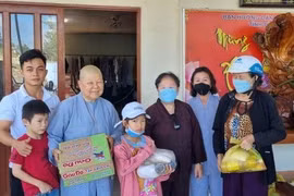 Chùa Thanh Nghiêm (Bình Phước) trao quà đến các hộ khó khăn