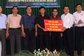 Hội Nhà báo TP HCM và Báo Công giáo và Dân tộc trao học bổng khuyến học cho 150 học sinh nghèo