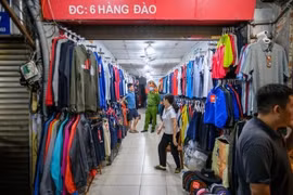 Thu giữ nhiều "hàng hiệu" giá siêu rẻ tại chợ đêm phố cổ Hà Nội