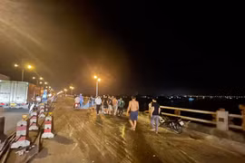 Hà Nội: Xe đầu kéo tông gãy thành cầu, lao xuống sông Hồng