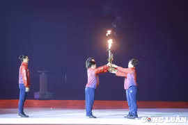 Khai mạc SEA Games 31: Rực rỡ sắc màu và ‘cùng nhau tỏa sáng’