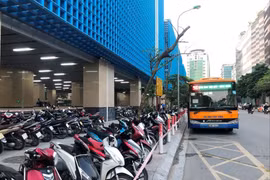 Chủ tịch Hà Nội trả lời cử tri về bất cập chỗ gửi xe đường sắt Cát Linh - Hà Đông