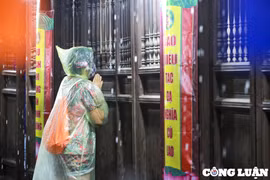 Người dân "đội mưa" đến chùa Phúc Khánh hành lễ, vái vọng ngoài cửa