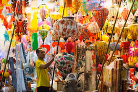 Hàng Mã bày bán “tràn ngập” đồ chơi Trung thu trong tháng cô hồn