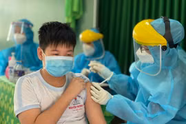 Gần 1 triệu liều vaccine phòng Covid-19 tiêm cho trẻ từ 5 - dưới 12 tuổi về Việt Nam