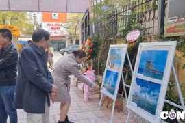 Trưng bày ảnh 'Hướng về biển đảo quê hương - Trường Sa, Nhà giàn DK1'