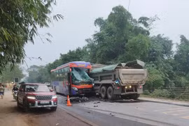 Hòa Bình: Va chạm giữa 2 ô tô và 1 xe máy khiến 2 người tử vong