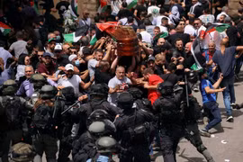 Bạo lực xảy ra trong đám tang của nữ nhà báo Palestine