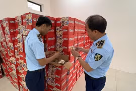 Tạm giữ hàng nghìn thùng bánh bông lan nghi nhập lậu tại Hà Nội