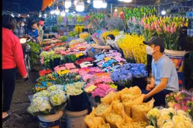 Giới trẻ Hà Nội đổ xô đi chợ hoa Quảng Bá hằng đêm