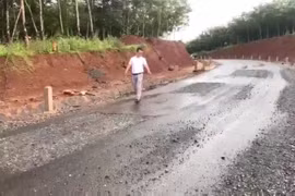 Hình ảnh chắp vá chằng chịt trên tuyến đường giao thông cấp bách 140 tỷ đồng ở Gia Lai