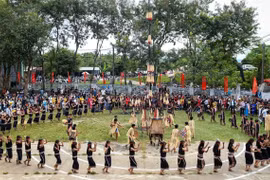 Học sinh Kon Tum thi trình diễn trang phục dân tộc thiểu số