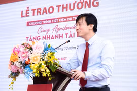 Agribank trao tặng tiếp 01 tỷ đồng cho khách hàng gửi tiền tiết kiệm