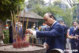 Chủ tịch nước Nguyễn Xuân Phúc dâng hương tưởng nhớ các Vua Hùng