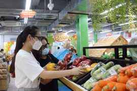 Thị trường mua bán hàng tiêu dùng sôi động trở lại sau 2 ngày nghỉ Tết