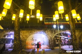 Hà Nội: Tiểu bậy ở phố bích hoạ, người đàn ông bị xử phạt