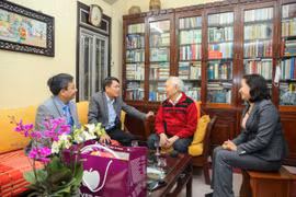 Lãnh đạo Hội Nhà báo Việt Nam thăm, chúc Tết nhà báo lão thành Phan Quang