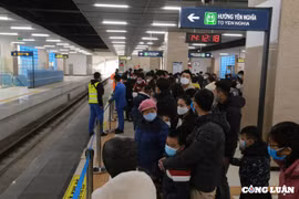 Người dân xếp hàng đi tàu điện Cát Linh trong những ngày Tết