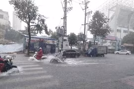Mưa trắng trời, nhiều tuyến đường ở Đà Nẵng ngập sâu trong nước