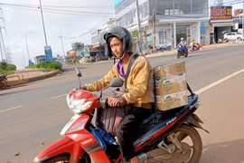 Người đàn ông vượt nghìn cây số đến cứu trợ vùng lũ quét bằng xe máy