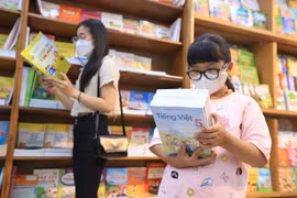 Sớm hoàn thiện Nghị quyết về học phí và phương án mua sách giáo khoa để học sinh mượn