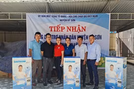Tân Á Đại Thành tặng bồn nước, máy lọc nước hỗ trợ người dân vùng lũ Nghệ An
