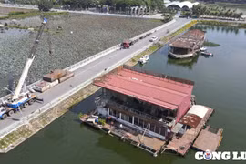 Hà Nội: Tháo dỡ du thuyền bỏ hoang tại Hồ Tây