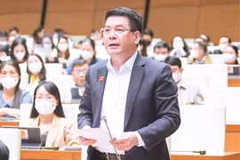 Câu trả lời rõ ràng cho giá xăng: Không thể lần lữa mãi!