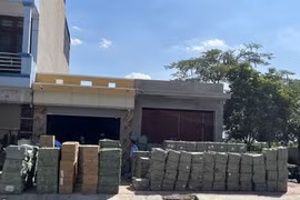 Phát hiện hơn 20 tấn mỹ phẩm, nước hoa giả mạo trong ngôi nhà không số