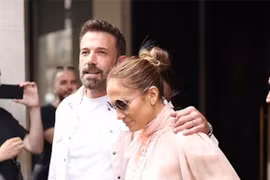 “Người dơi” Ben Affleck tình tứ sánh bước bên Jennifer Lopez