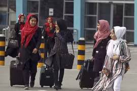 Taliban cấm phụ nữ Afghanistan đi máy bay mà không có nam giới đi kèm