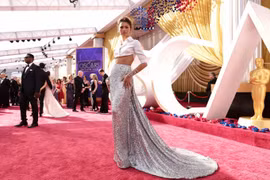 Lễ trao giải Oscar 2022: Tưng bừng màn khoe sắc của các sao Hollywood