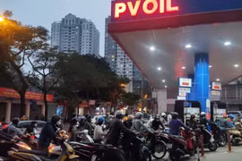 Người dân xếp hàng dài chờ “đầy bình” do lo xăng tăng giá