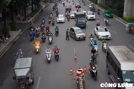 Giao thông lộn xộn trong ngày đầu phân làn đường Nguyễn Trãi, Hà Nội