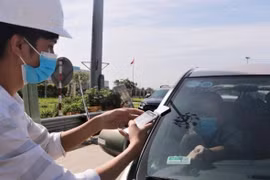 Từ hôm nay, dán thẻ thu phí tự động sẽ phải trả phí
