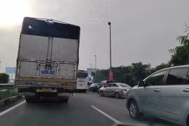 Tài xế 'nhích từng chút' qua trạm thu phí trên cao tốc TP. HCM – Long Thành