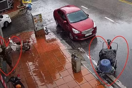 Xe đẩy xích lô không may đâm vào ô tô viết nên câu chuyện xúc động