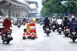 Giao thông vẫn hỗn loạn trong ngày đầu phân làn trên đường Nguyễn Trãi