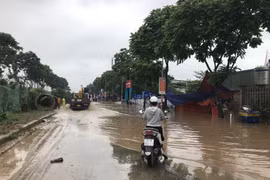 Đường gom Đại lộ Thăng Long ngập như sông, giao thông tê liệt