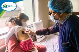 14 dấu hiệu trẻ có nguy cơ chuyển nặng khi mắc COVID-19