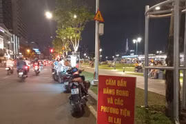 Đậu xe, bán hàng rong bát nháo tại công viên mới cải tạo ở TP. HCM: “Khi nào đuổi thì chạy thôi”