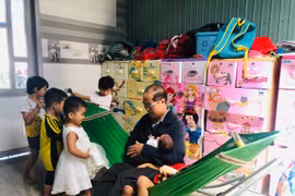 "Ông bụt" giữa đời thường của 127 đứa trẻ kém may mắn
