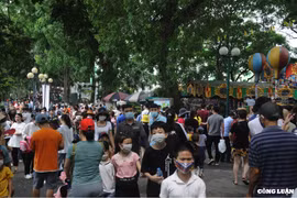 Vườn thú Hà Nội ken đặc người trong ngày đầu nghỉ lễ
