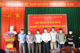 Lạng Sơn thăm hỏi, tặng quà cho "Người có uy tín tiêu biểu"