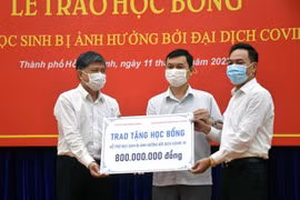 Tạp chí Xây dựng Đảng trao 100 suất học bổng hỗ trợ học sinh bị ảnh hưởng bởi đại dịch Covid-19
