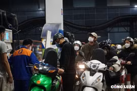 Hà Nội: Người dân tiếp tục xếp hàng dài tại cây xăng chờ đổ đầy bình, đầy thùng