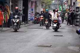 Hoàng Mai (Hà Nội): Đường Định Công Thượng chằng chịt hố ga, hố kỹ thuật gây nguy hiểm cho người đi đường