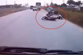 Ô tô hất văng 2 người đi xe máy rồi bỏ chạy