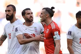 Iran 2-0 Xứ Wales: Bất ngờ phút bù giờ, Iran giành 3 điểm đầy cảm xúc