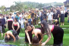 Thí sinh Hoa hậu Du lịch thế giới trải nghiệm Lễ hội gội đầu của người Thái